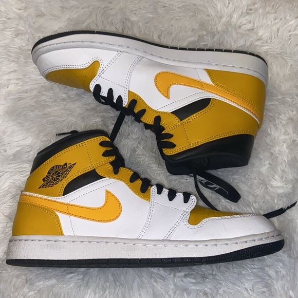 Air Jordan 1 Mid 8.5. White university gold-black Blanc/Noir or universite - Picture 3 of 8